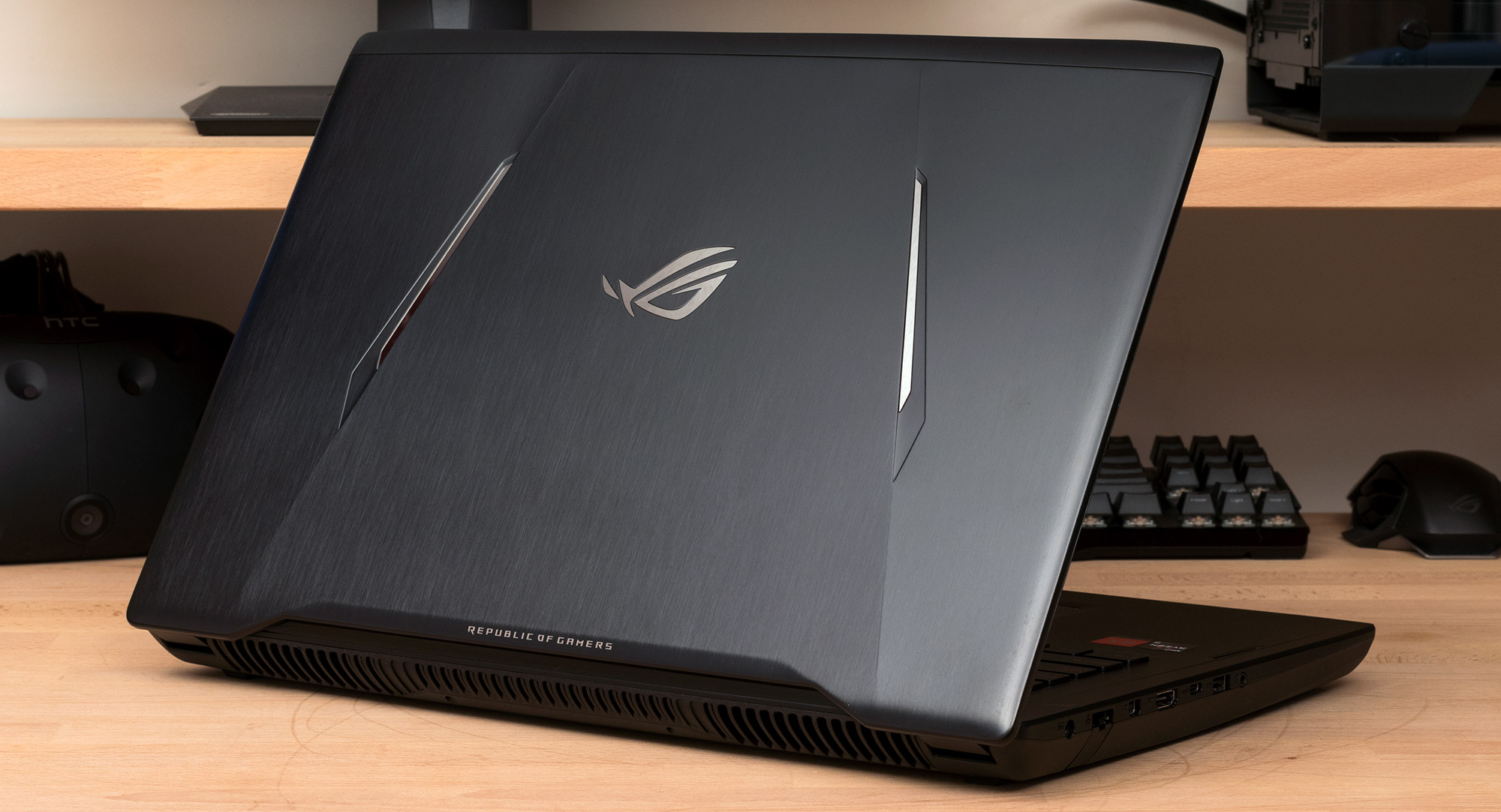 The Rog Strix Gl702zc Delivers Desktop Ryzen And Discrete Graphics In A