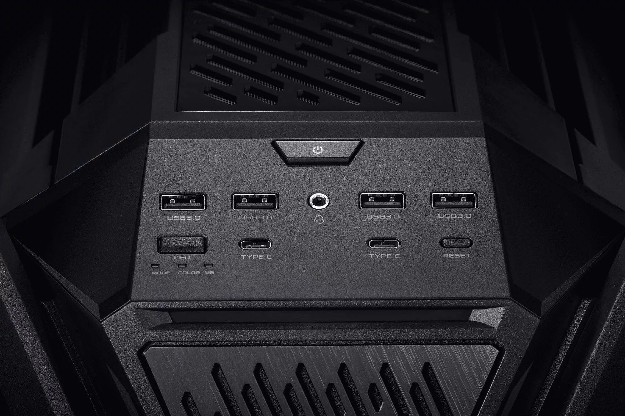 The front-panel connectors available on the ROG Hyperion GR701